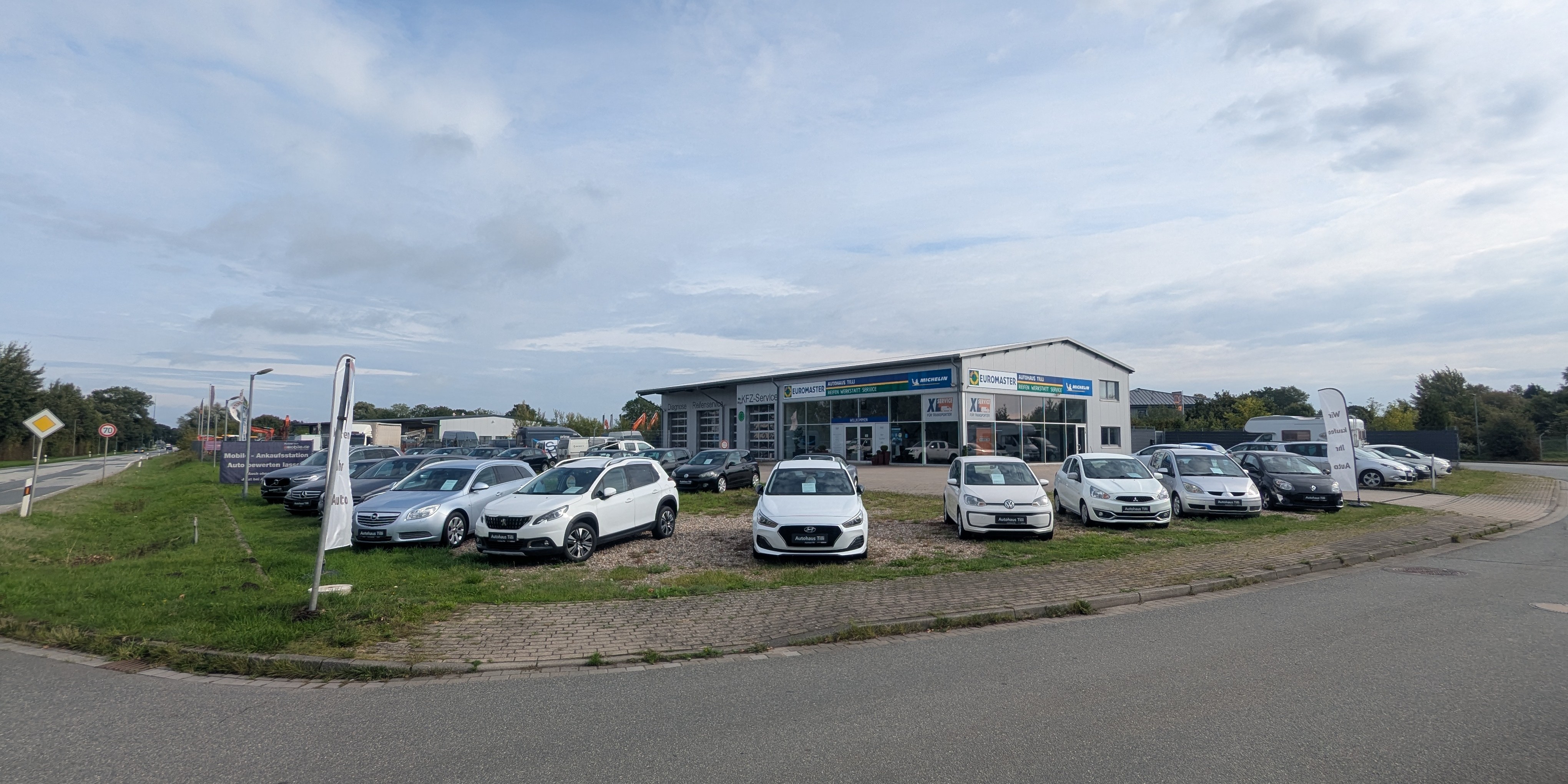 Autohaus Tilli in Kaltenkirchen – Außenansicht mit Fahrzeugen auf dem Hof