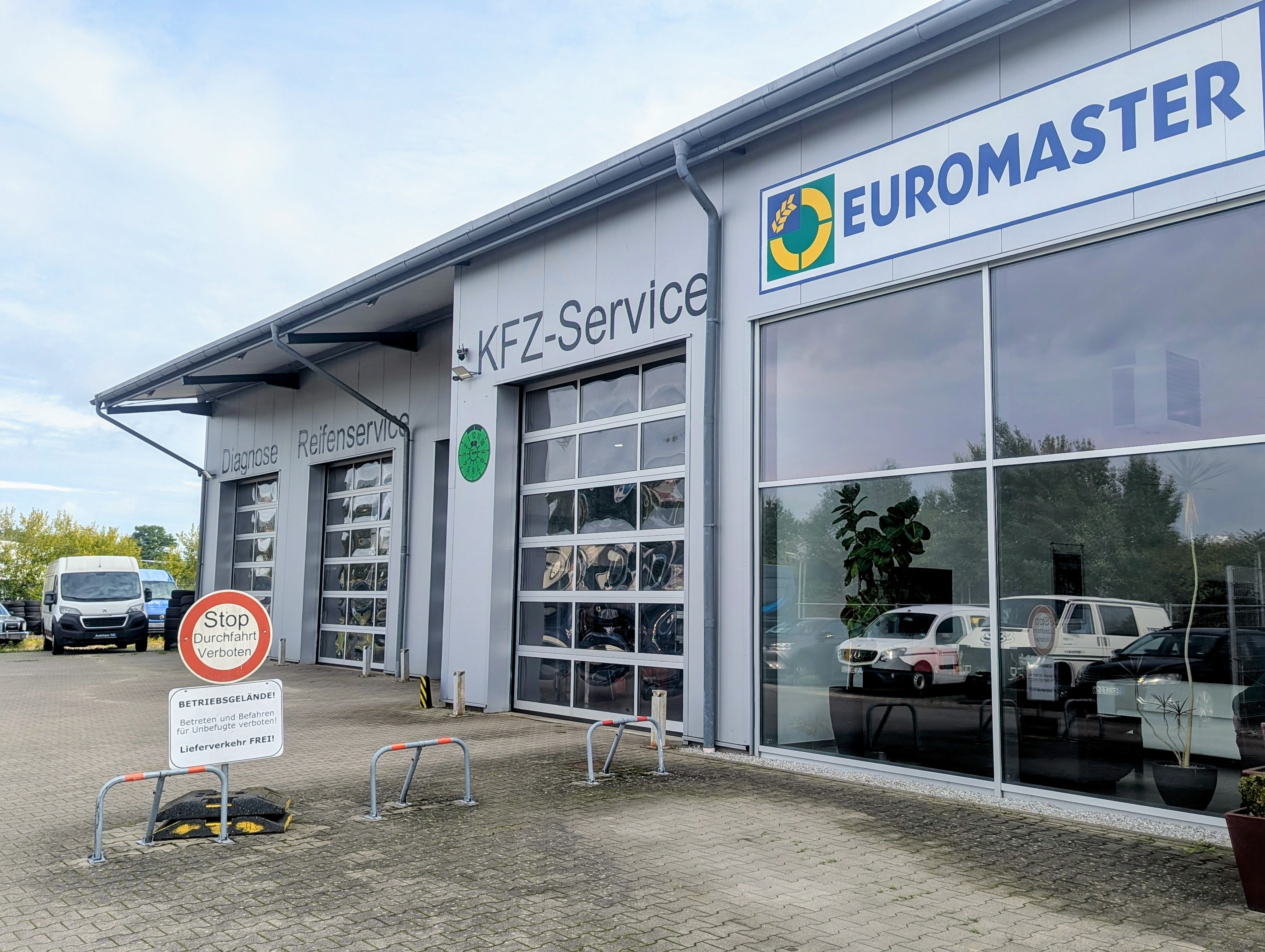 Werkstatt von Autohaus Tilli in Kaltenkirchen mit Diagnose, Reifenservice und Kfz-Service